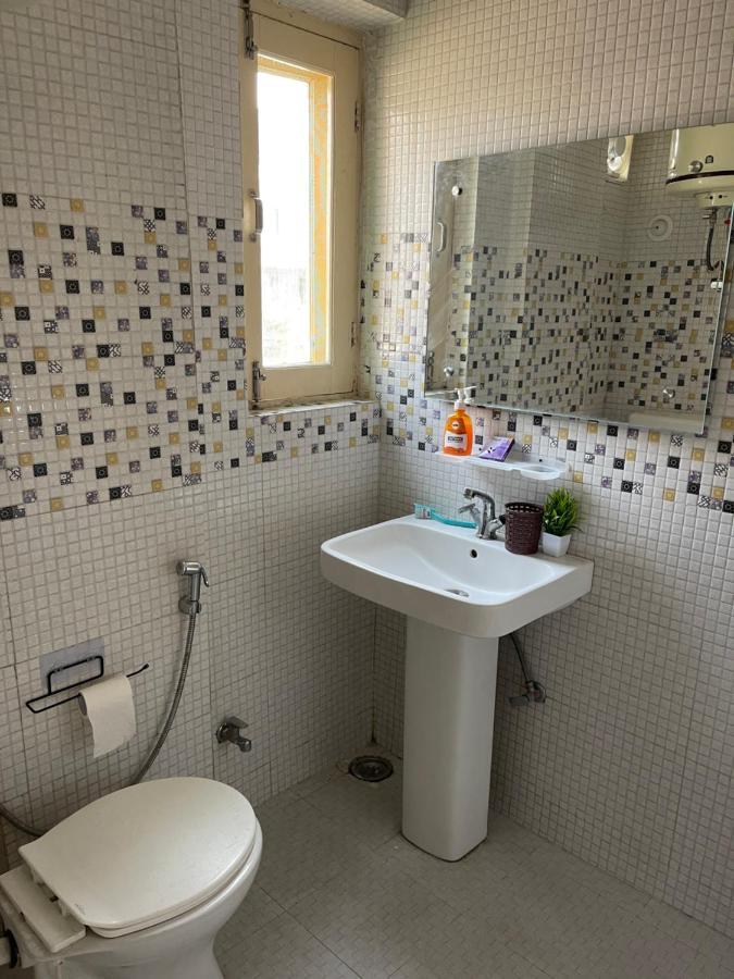 Khwaab Gah By The Khayabaan-Homestay Apartments Fully Furnished With Functional Kitchen, Wifi & Parking In City Centre Srīnagar Habitación foto