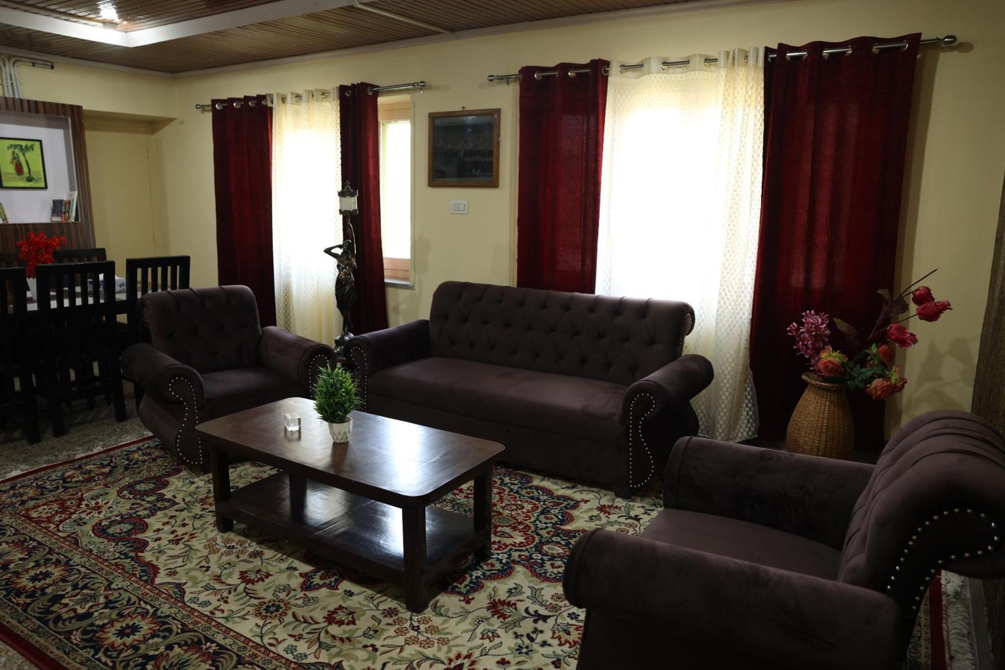 Khwaab Gah By The Khayabaan-Homestay Apartments Fully Furnished With Functional Kitchen, Wifi & Parking In City Centre Srīnagar Exterior foto