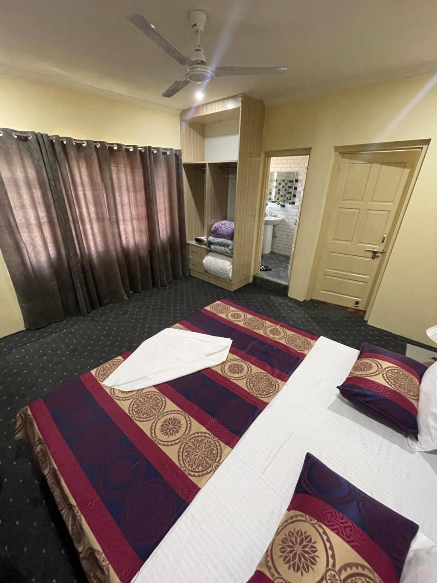 Khwaab Gah By The Khayabaan-Homestay Apartments Fully Furnished With Functional Kitchen, Wifi & Parking In City Centre Srīnagar Exterior foto