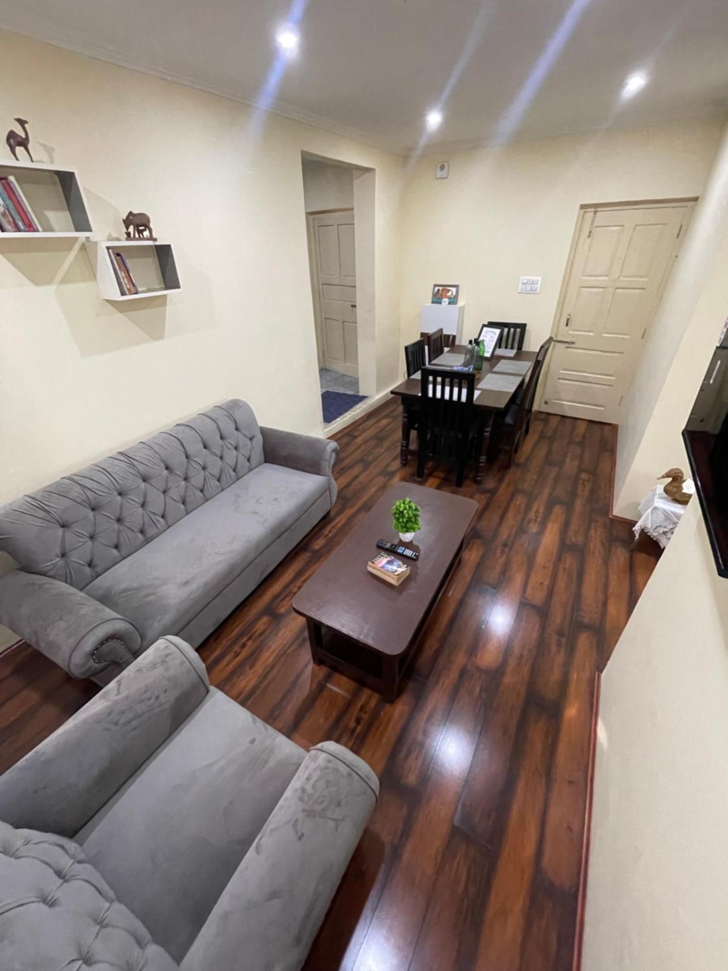 Khwaab Gah By The Khayabaan-Homestay Apartments Fully Furnished With Functional Kitchen, Wifi & Parking In City Centre Srīnagar Habitación foto